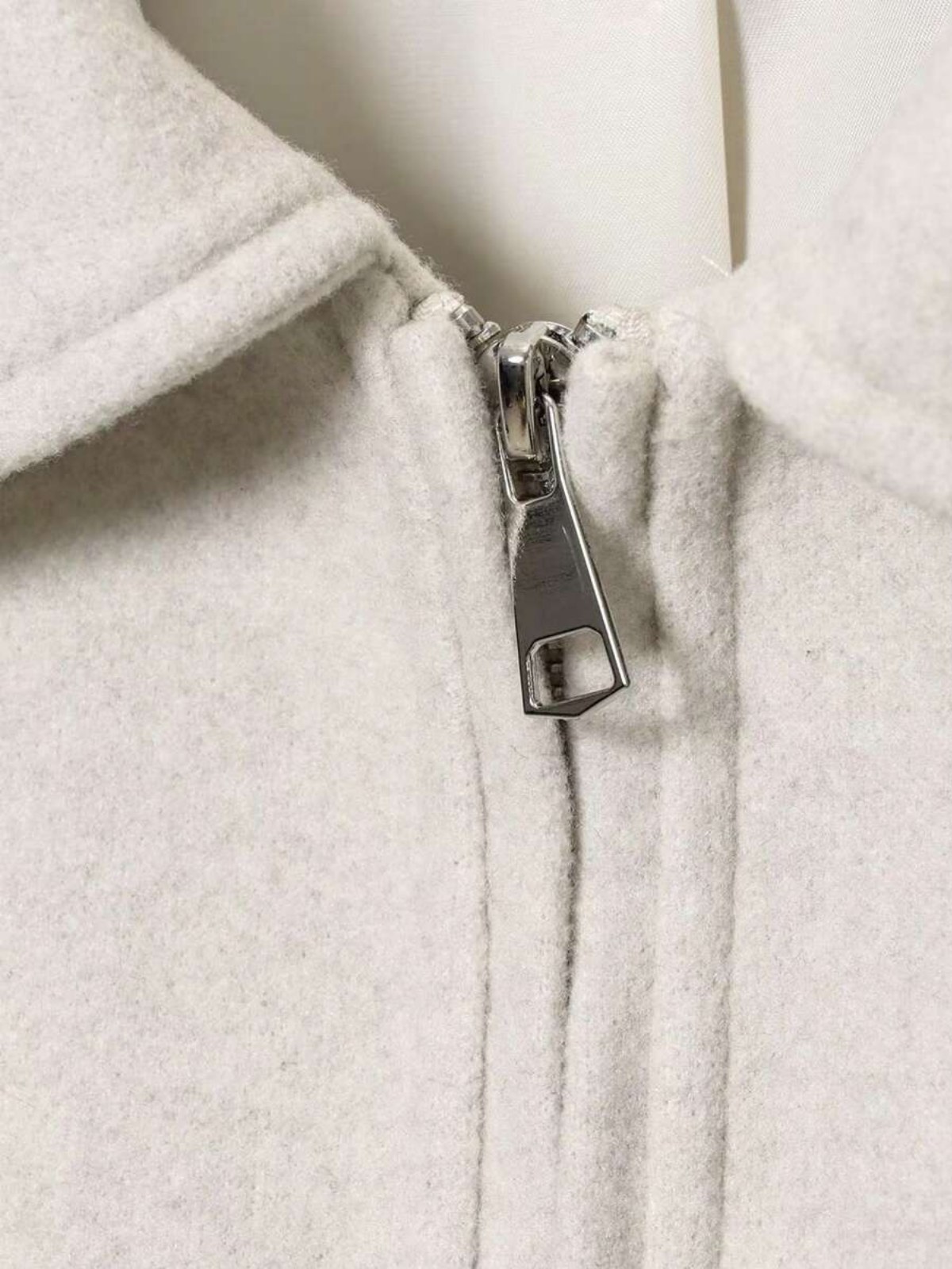 Jesienna minimalistyczna kurtka z mieszanki wełny z zamkiem błyskawicznym i klapami