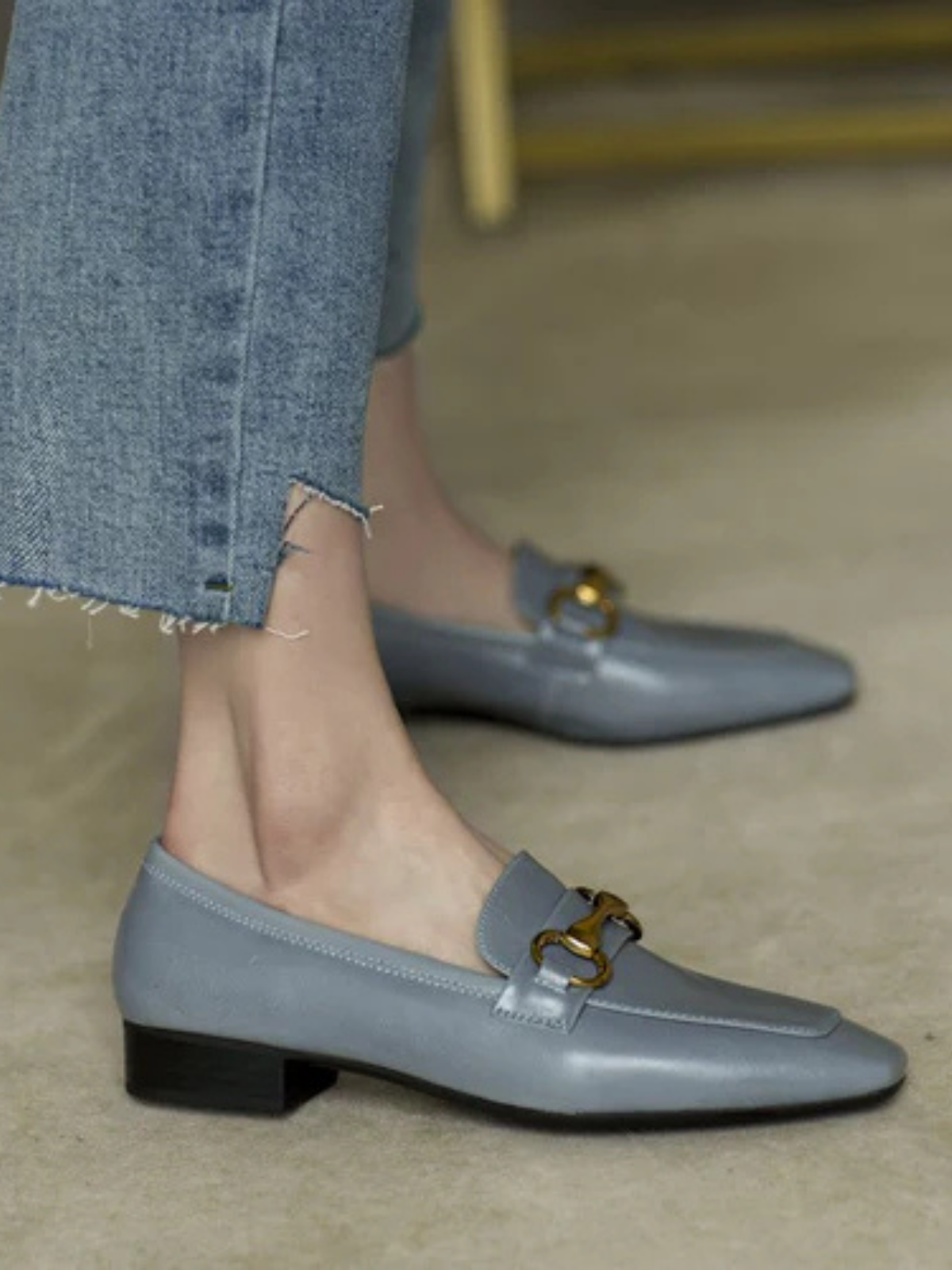 Skórzane płaskie buty z metalowym palec o niskim obcasie