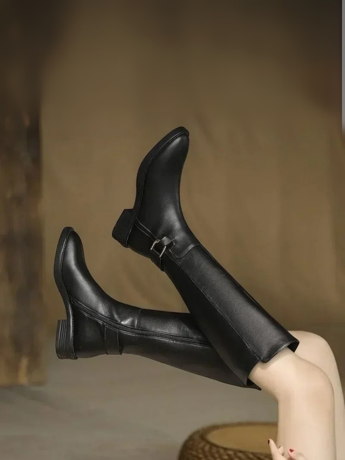 Kolanowe buty z klamrą z klamrą maskową czarną matową matką