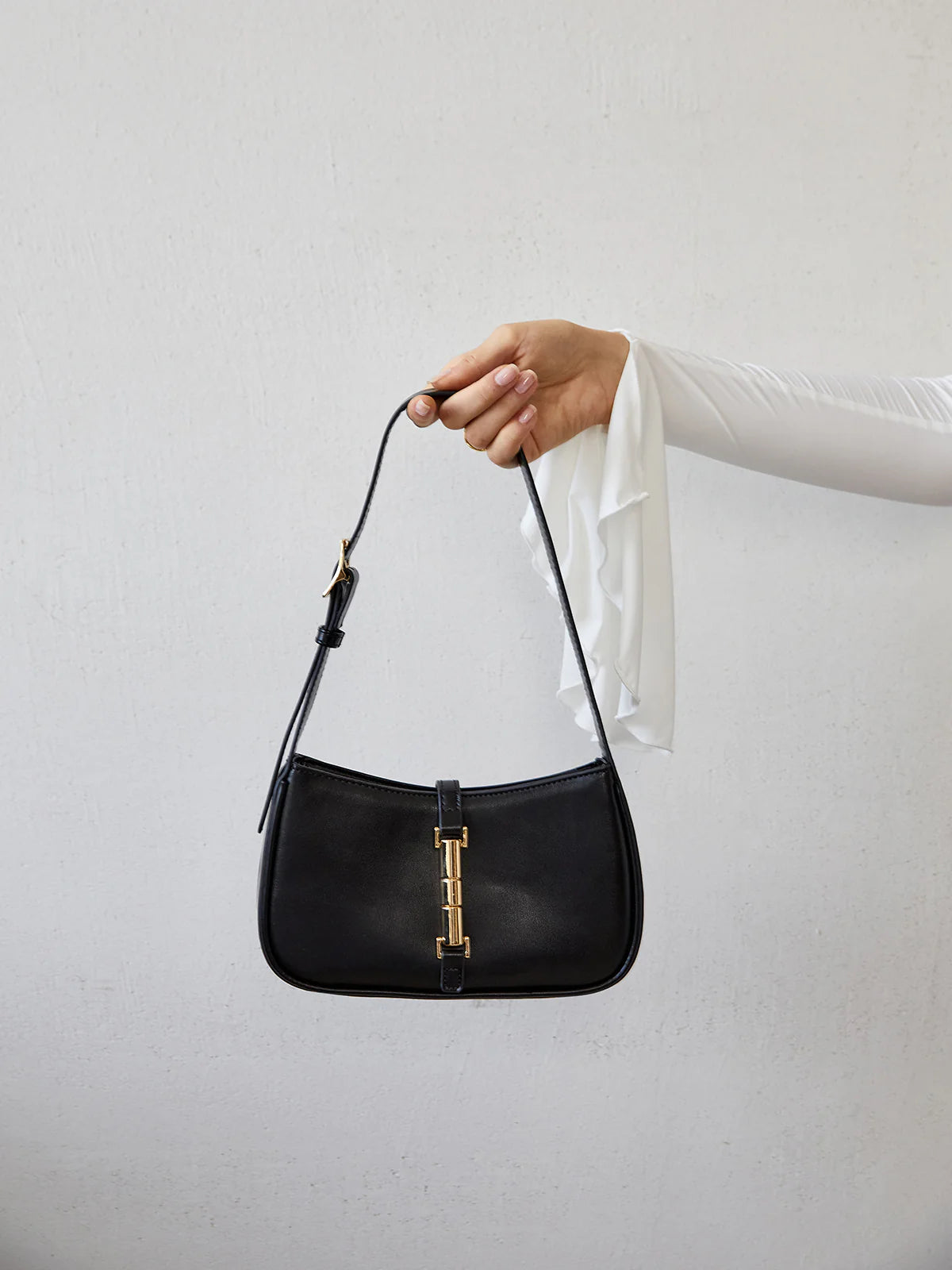 Golden Wist Lock Shoulder Bag - LA FEMME WANDERER