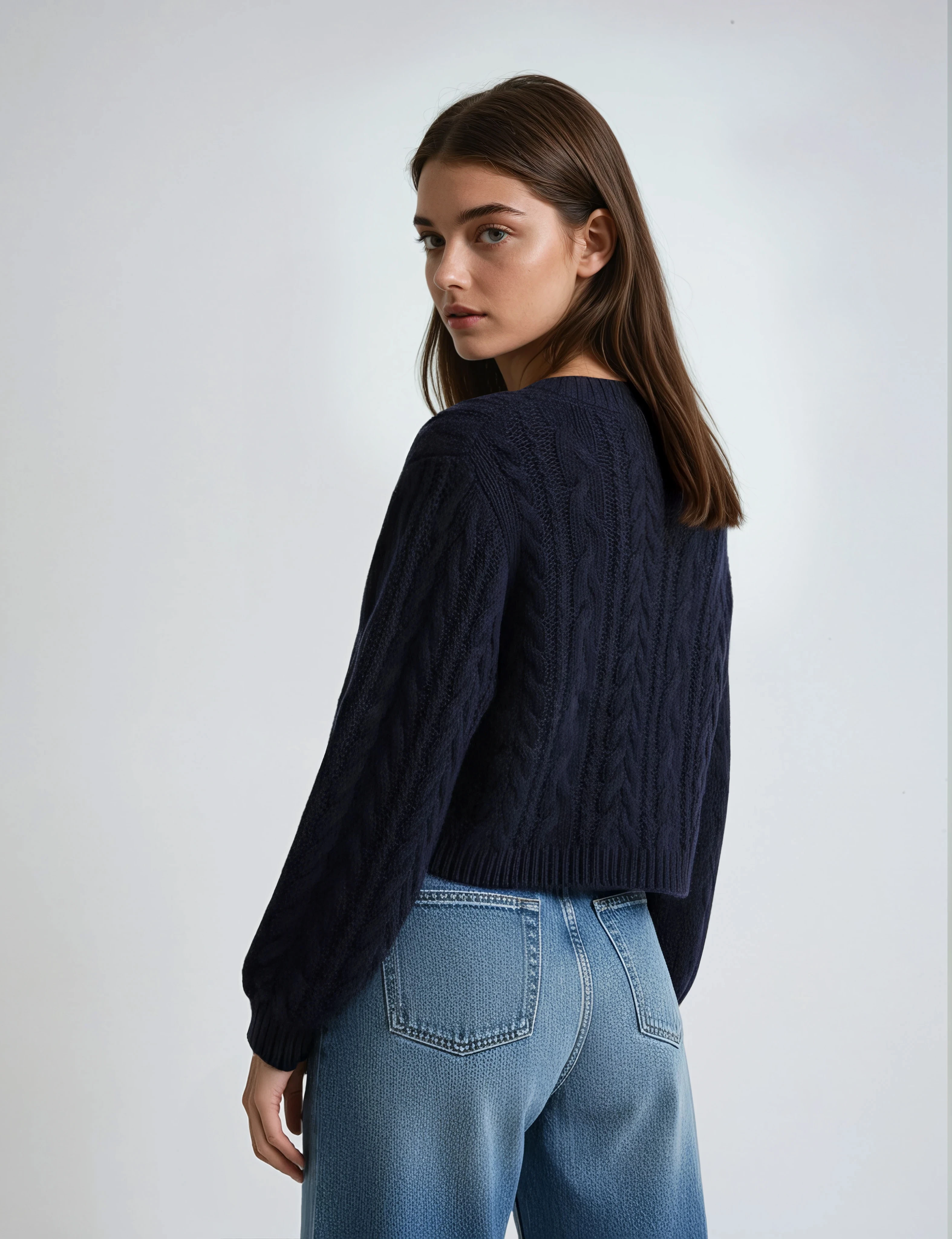 Kardigan w kolorze granatowym z głębokim dekoltem w serek