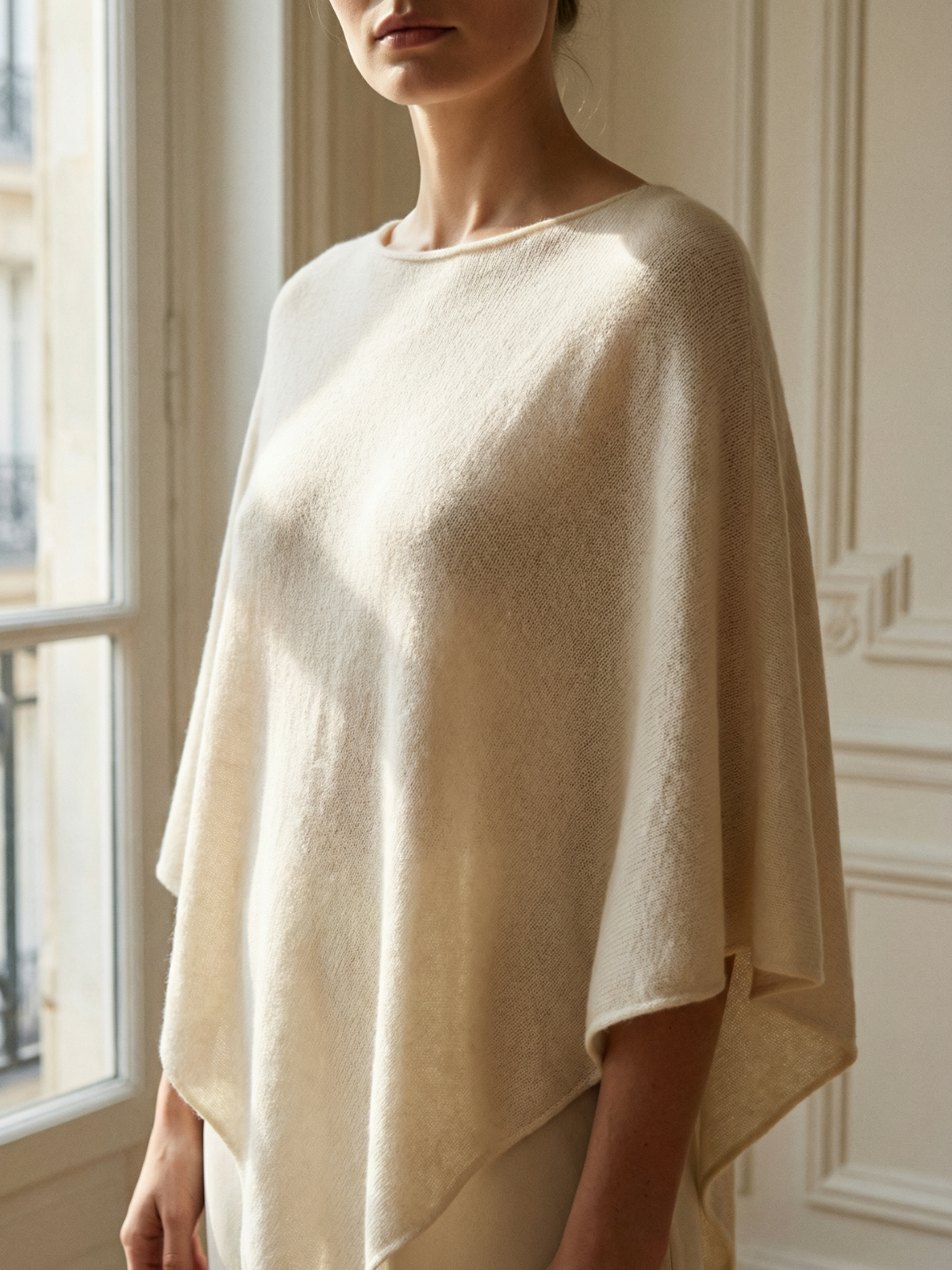 Minimalistyczny sweter poncho
