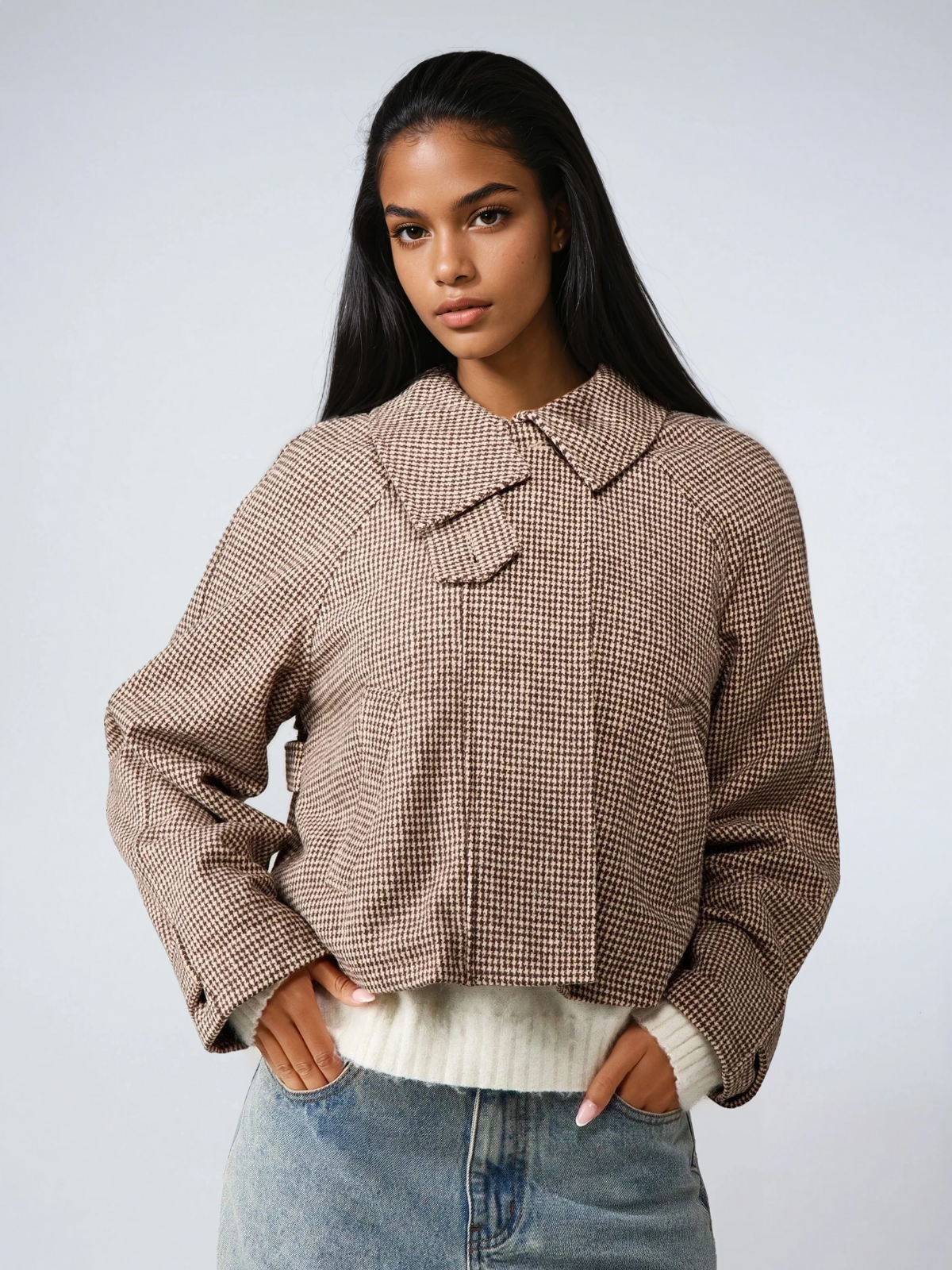 Kurtka pikowana w pepitkę z wysokim kołnierzem i obszernym płaszczem na zimne dni