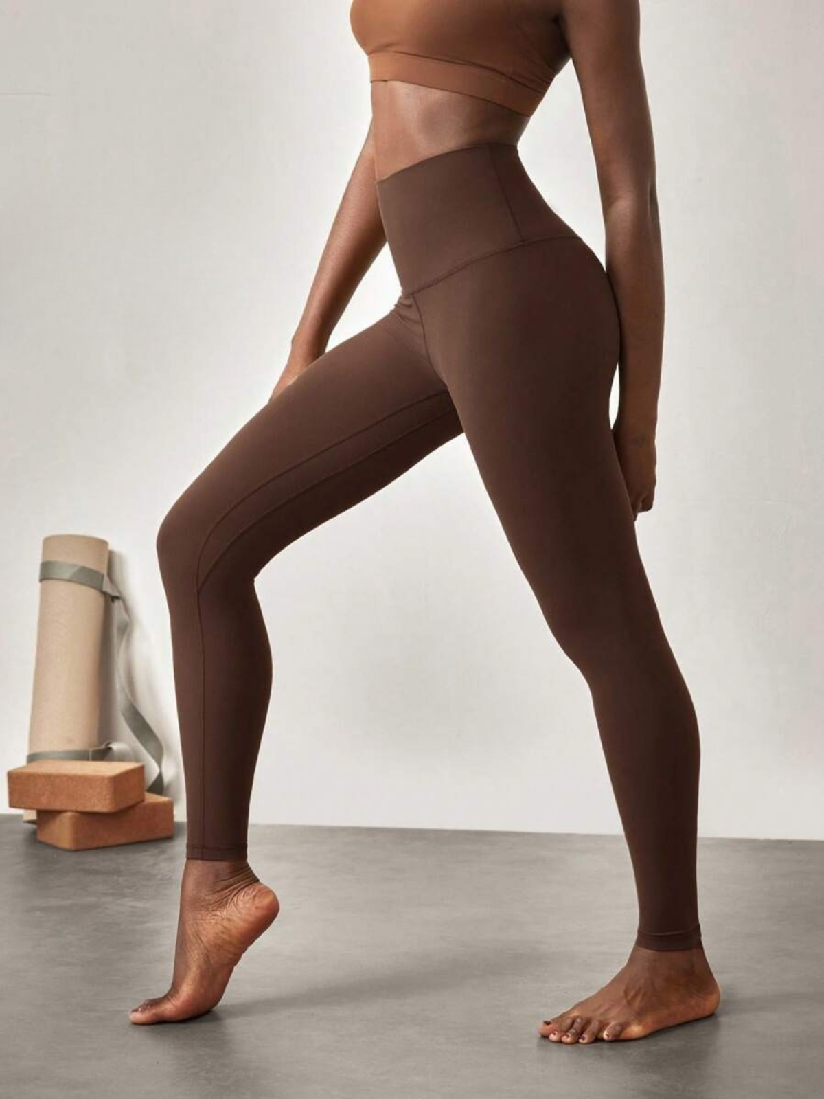 Legginsy z bardzo wysokim stanem, rozciągliwe w 4 kierunkach, nie prześwitujące, z miękkiego jak masło włókna Tactel Pocket