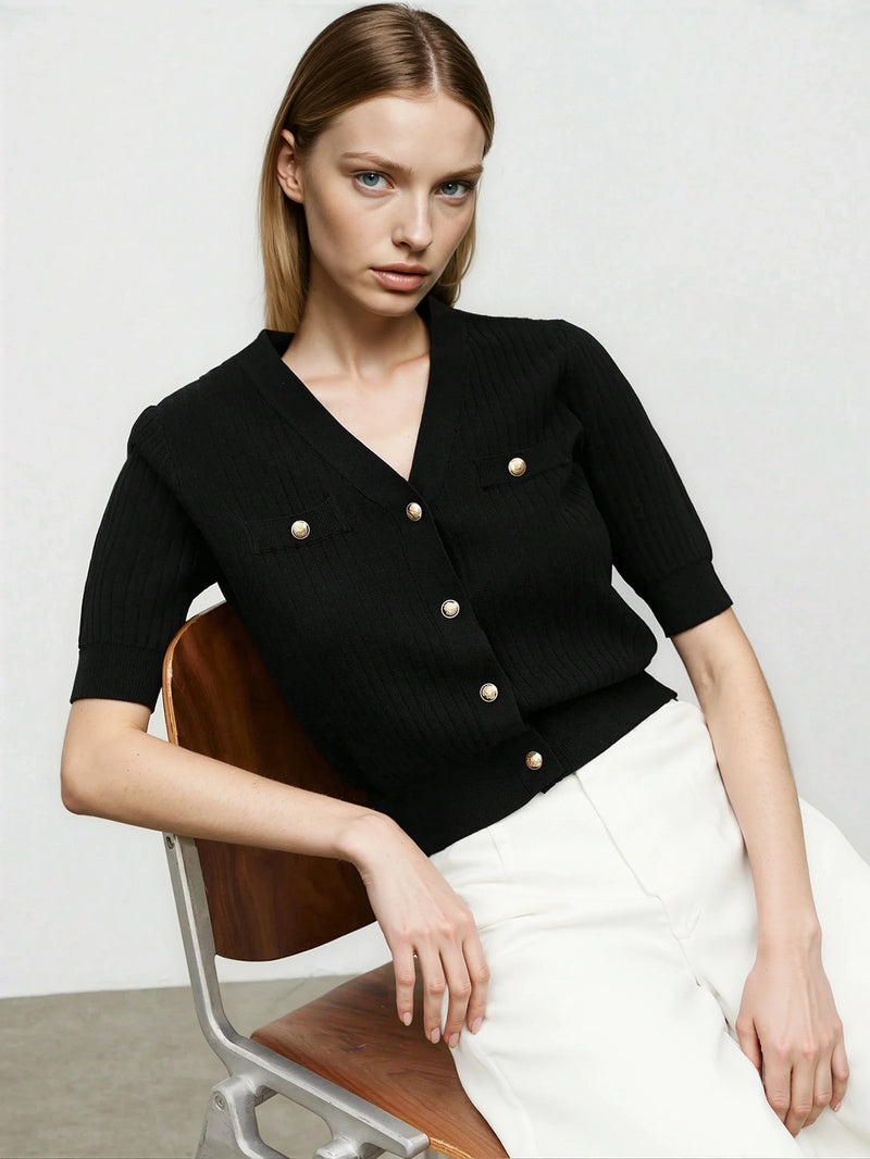 Sweter z dzianiny z dekoltem w serek zapewniający ciepło i wszechstronność w biurze