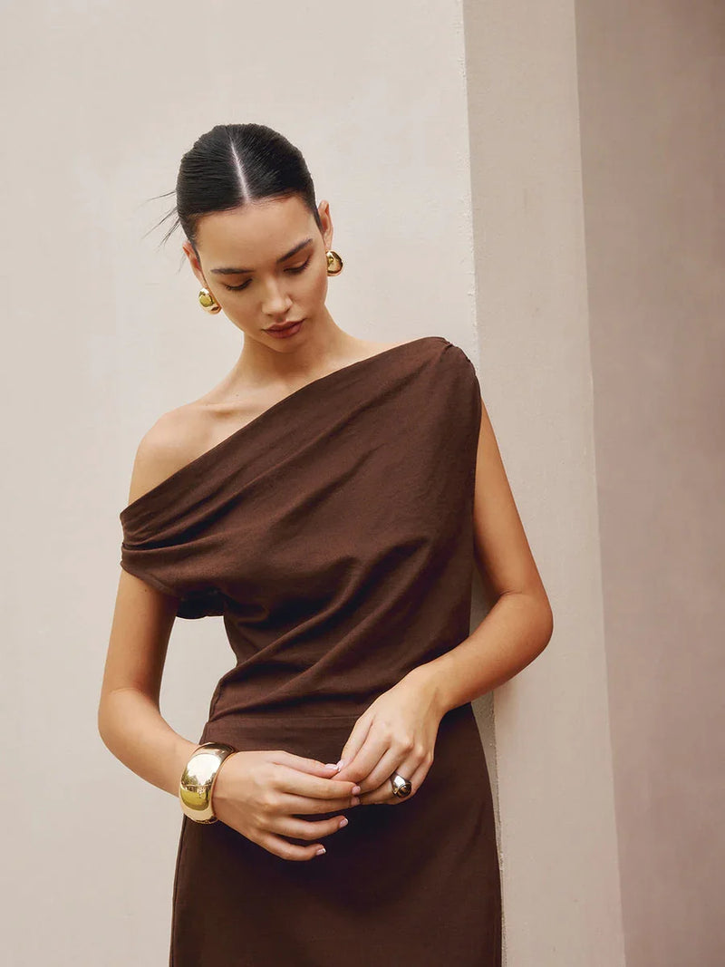 Sukienka asymetryczna z dopasowanymi ramionami