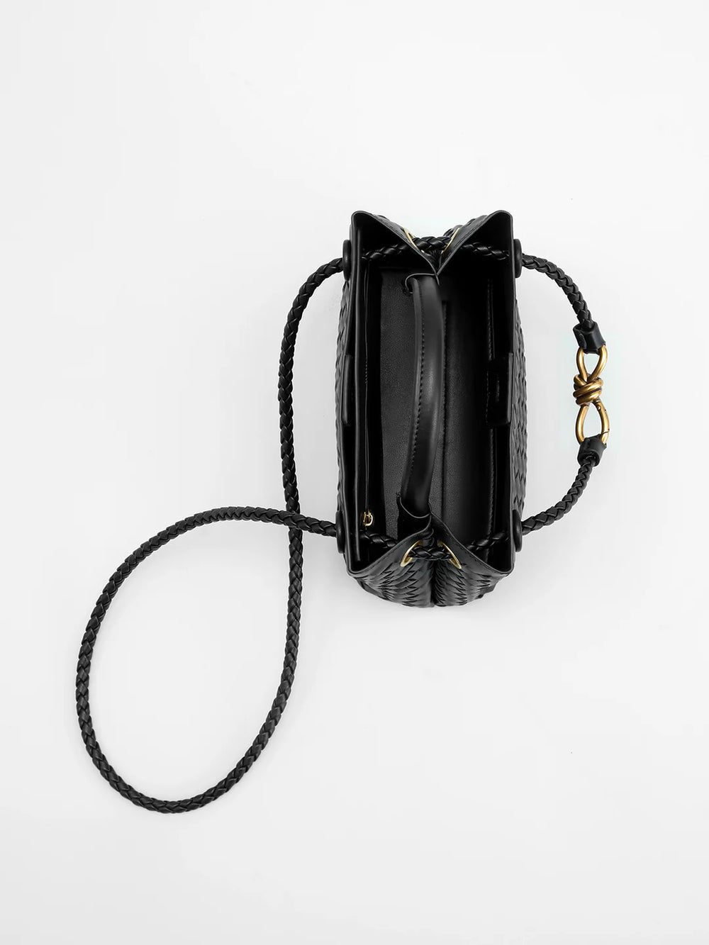 Classy Capsule - 1 - LA FEMME WANDERER