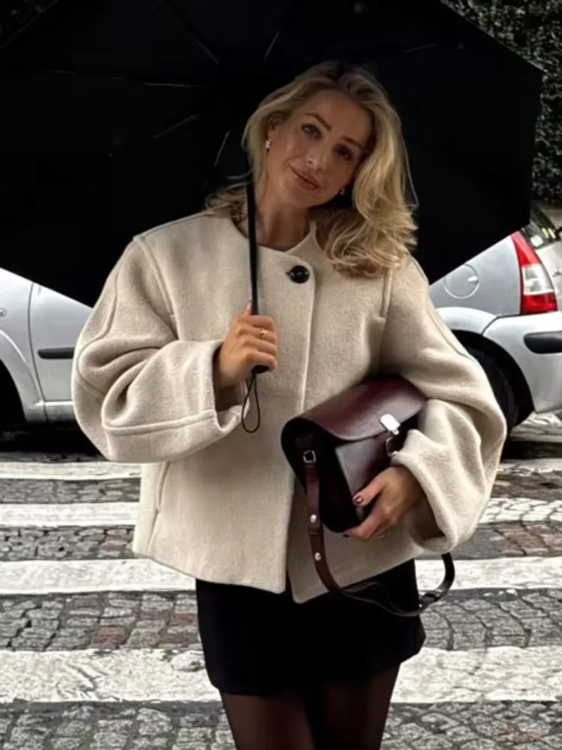 Wełniany krótki płaszcz z okrągłym dekoltem